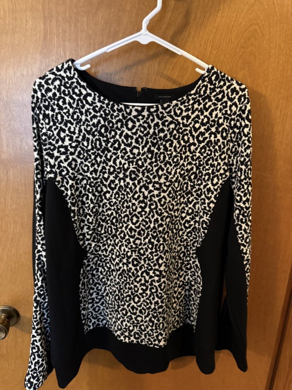 Ann Taylor Crewneck Knit Top Blouse Black & White Animal Cheetah Print Size XXL